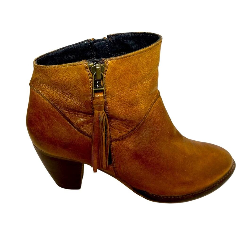 Steve Madden Winona women’s brown Leather western booties. Size 9.5